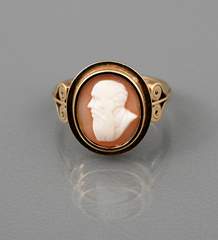 <b>Ring mit Muschelkamee</b>