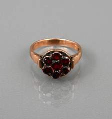<b>Damenring mit Granat</b>