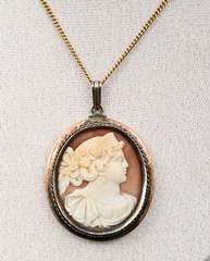 <b>Anhänger mit Muschelkamee, mit Kettchen</b>