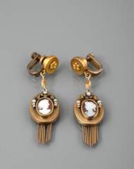 <b>Paar viktorianische Ohrschrauben mit Kameenabhängern mit Flussperlen</b>