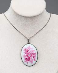 <b>Porzellananhänger mit Silberkette</b>