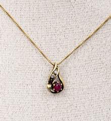 <b>Kette mit Tropfen-Anhänger mit Rubin</b>