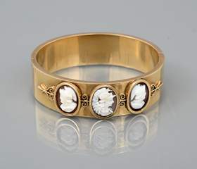 <b>Eleganter Gold-Armreif mit drei Kameen</b>