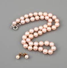 <b>Perlenkette, beigegeben Perl-Ohrstecker</b>