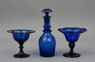 <b>Drei Teile blaues Glas</b>