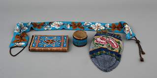 <b>Vier Perlstickereien</b>