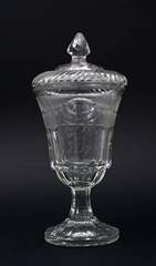 <b>Geschliffener Deckelpokal 