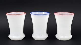 <b>Drei Bechergläser Alabasterglas</b>