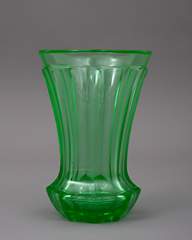 <b>Biedermeier-Ranftbecher annagrünes  Glas</b>