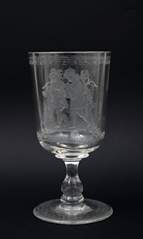 <b>Großer Historismus-Pokal mit exquisitem Tiefschnittdekor. </b>