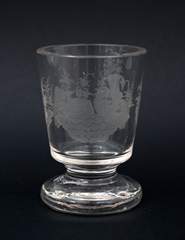 <b>Fußbecher mit gerutschtem Dekor</b>