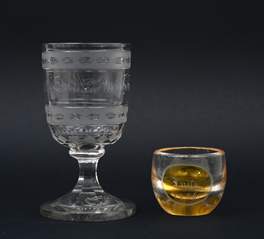 <b>Zwei Andenkengläser: Kelchglas und Kugelbecher</b>