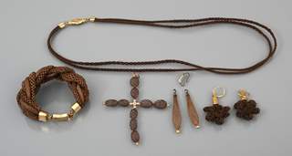 <b>Konvolut biedermeierlicher Haarschmuck in Braun</b>