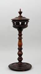 <b>Deckelbehältnis auf Säule</b>