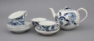 <b>Teekanne und vier Tassen mit Untertassen, Meissen</b>