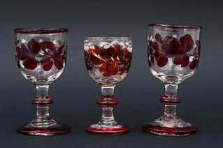 <b>Drei kleine Kelchgläser rot lasiert</b>