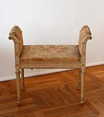 <b>Sehr zierliche und elegante Sitzbank</b>
