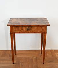<b>Zierlicher Beistelltisch </b>