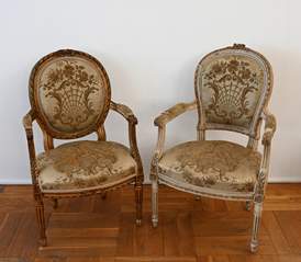 <b>Zwei ähnliche Louis-XVI.-Sessel </b>