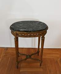 <b>Ovaler Louis-XVI.-Beistelltisch</b>