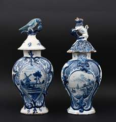 <b>Zwei Deckelvasen Delft </b>