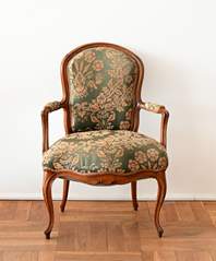 <b>Sehr zierlicher Fauteuil</b>