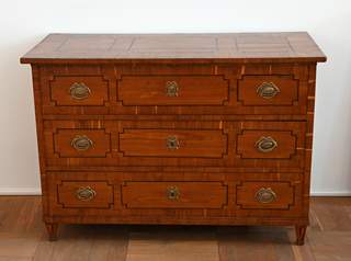 <b>Klassizistische Kommode</b>