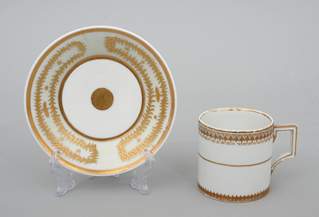 <b>Tasse mit Untertasse mit Golddekor</b>