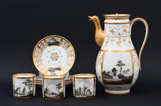 <b>Kaffeekanne mit drei Tassen und Untertassen im Empirestil</b>