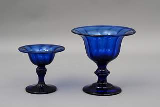 <b>Zwei Fußschalen blaues Glas</b>