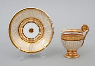 <b>Tasse mit Untertasse im Empirestil</b>