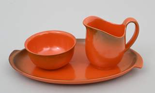 <b>Tablett mit Sahnekännchen und Zuckerschale</b>