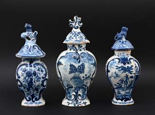 <b>Drei Delfter Deckelvasen </b>