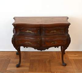 <b>Imposante Kommode im Louis XV-Stil</b>