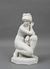 <b>Porzellanfigur Kauernde Venus</b>