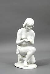 <b>Porzellanfigur Weiblicher Akt, Wasser schöpfend</b>