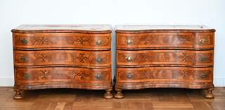 <b>Paar kleine Barock-Kommoden mit Intarsien</b>