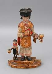 <b>Figur eines Geistlichen mit kleiner Beifigur eines Meßdieners</b>