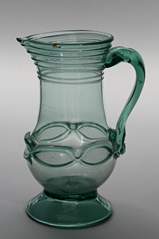 <b>Henkelkanne mit Fadenauflage</b>