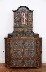 <b>Zierlicher bäuerlicher Tabernakelsekretär, Oberbayern, Tölzer Land, datiert 1835</b>