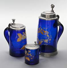 <b>Drei Humpen blaues Glas</b>