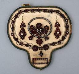 <b>Granat-Parure im Original-Etui</b>