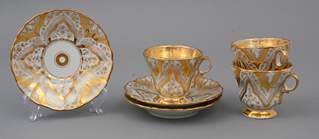 <b>Set von drei Kaffeetassen mit Untertassen Golddekor</b>