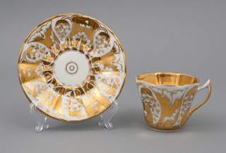 <b>Kaffeetasse mit Untertasse mit Golddekor </b>