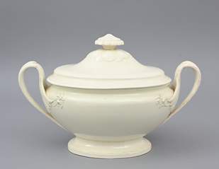 <b>Terrine Hubertusburg in Wedgwood-Manier Creamware</b>