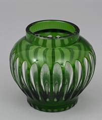 <b>Art déco- Vase mit grünem Überfang</b>