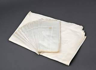 <b>Festliches Damast-Tafeltuch mit 12 passenden Stoffservietten</b>