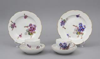 <b>Zwei Gedecke mit Hausmalerdekor, Meissen</b>
