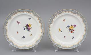 <b>Paar runde Platten mit Hausmalerdekor, Meissen</b>