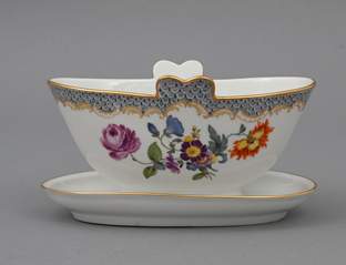 <b>Kleine Sauciere Meissen, reich bemalt</b>